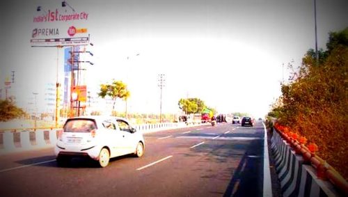 Expressway Unipoles Advertising in Delhi – MeraHoardings