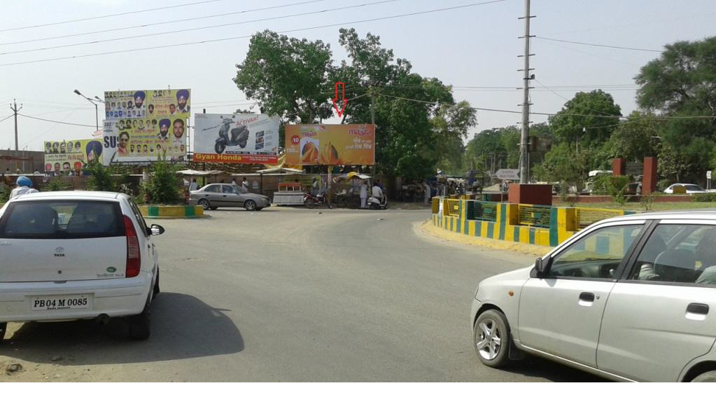 Sadiqchowk Unipoles Advertising in Faridkot – MeraHoardings